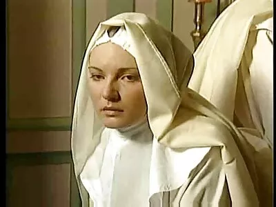 கவர்ச்சியான குஞ்சு காரில் நிர்வாணமாகிறது