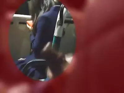 கருமையான கூந்தல் குழந்தை பல போஸ்களில் சிக்கியது