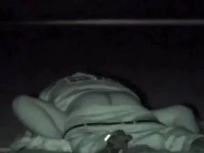 சிவப்பு தலை குழந்தை உறிஞ்சும் மற்றும் குலுங்கும் மெல்ல