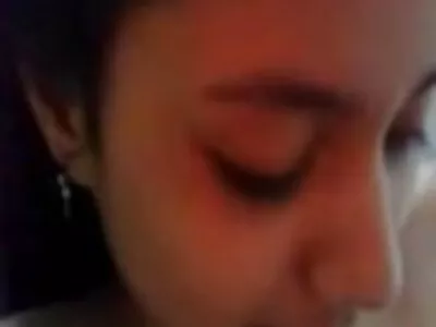 அழகான பெண் தன் கிளிட்டை கிண்டல் செய்கிறாள்