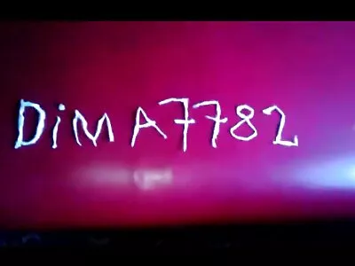 ஒரு கருப்பு ஹேர்டு குஞ்சு வேடிக்கை பார்க்கிறது