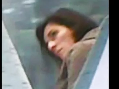 இறுக்கமான துளைகள் கொண்ட குழந்தை நக்கப்பட்டு துளையிடப்படுகிறது.