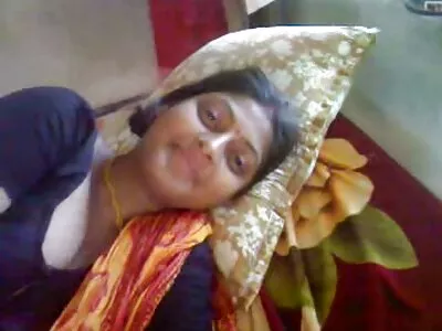 பஸ்டி குஞ்சு தன்னுடன் விளையாடுகிறது