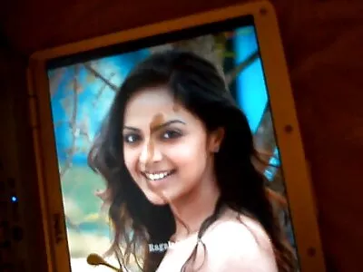 அழகான கருப்பு குழந்தை கம் கொண்டு தெளிக்கப்பட்டது