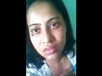 பெண் கவர்ச்சியாக காட்சி தருகிறாள்