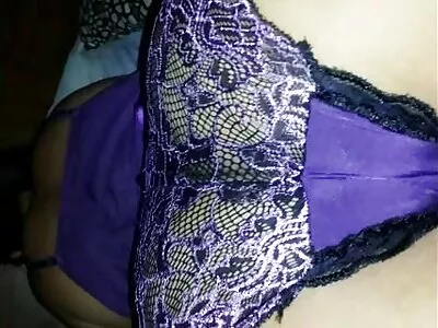 மீன்வளையில் ஒரு பொன்னிறம் விரிந்திருக்கும் போது அவளது கன்ட் நிரப்பப்பட்டது