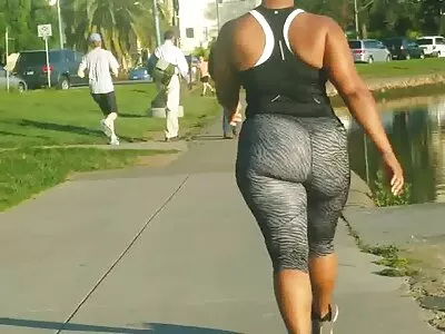 மொட்டையடித்த பொன்னிறம் கேமராவில் இறங்குகிறது