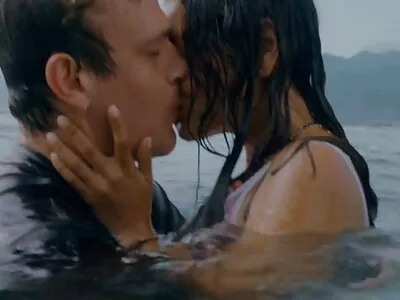 எனவே அழகான பிலிபினியன் அழகி காதலி ஒரு நண்பருக்கு ஒரு நரகத்தை உருவாக்குகிறார்