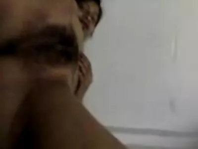 டீன் ஒரு பெரிய சேவலின் மீது அமர்ந்தார்