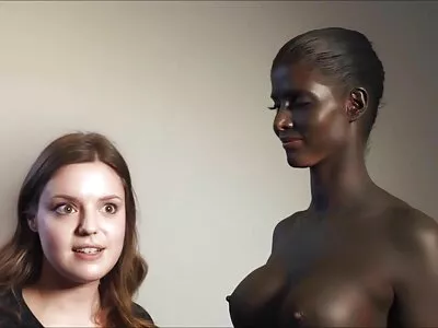 ஒல்லியான பெண் டில்டோவில் அமர்ந்திருக்கிறாள்