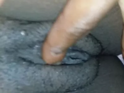 ப்ளாண்ட் ஒரு கண்ணாடி டில்டோவுடன் விளையாடுகிறார்