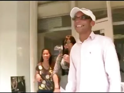 லத்தீனா தனது மெல்லிய கன்னங்களை மெல்ல நிரப்பியுள்ளது