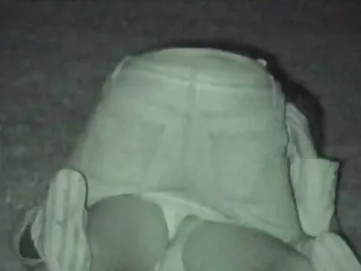 குளிர்ந்த சிவப்பு பெண் காரின் பின் இருக்கையில் ஒரு குச்சியை உறிஞ்சுகிறாள்