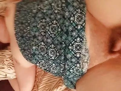 ஒரு பொன்னிறம் ஒரு பெக்கரை நக்குகிறது