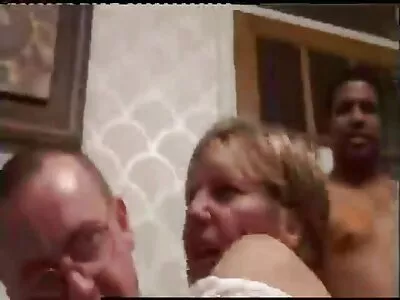 அமெச்சூர் தேன் மற்றும் ஒரு வெள்ளை கருவி