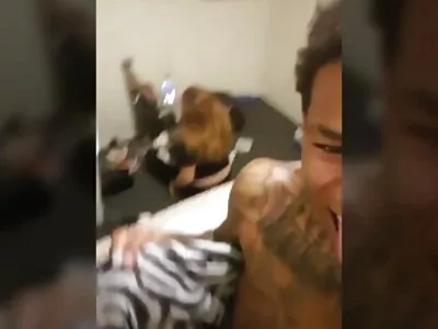 ஒரு அழகான பெண் தன் உதடுகளை விரித்து விரித்தாள்