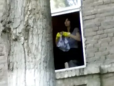 கேம் மீது வெளிப்படும் பாரிய நுனிகளுடன் நேர்த்தியான குழந்தை