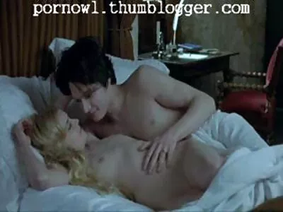 பொன்னிறம் தன்னை நன்றாக மசாஜ் செய்கிறது