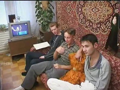 ஒரு குஞ்சு தன் உதடுகளால் விளையாடுகிறது