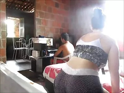 ஞாயிற்றுக்கிழமை தேவாலயத்திற்குச் செல்வதை விட அழகான அழகி மனைவி தன் கழுதையை விரும்புகிறாள்!