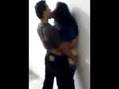 இருவரும் விரல்களைப் பயன்படுத்தும் போது அழகான மனைவி கழுதை மற்றும் புண்டை காமமுள்ள கணவனால் எடுக்கப்பட்டது