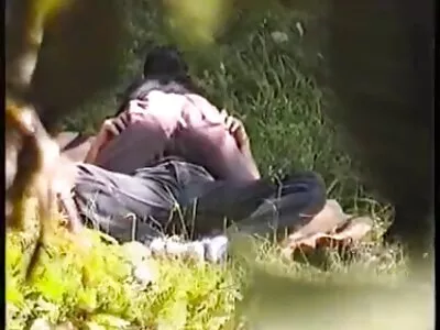 படுக்கையில் இரண்டு பேர் இருக்கிறார்கள்