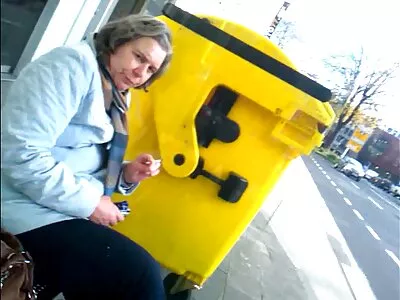 இரண்டு பெண்கள் வேடிக்கையாக இருக்கிறார்கள்