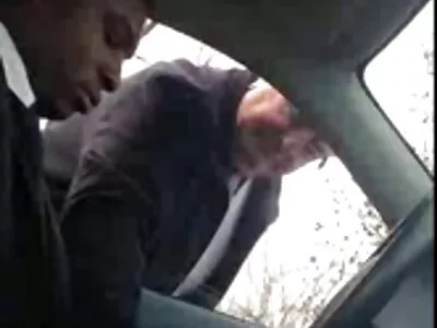 அழகான விஷயம் ஒரு டில்டோவில் அமர்ந்திருக்கிறது