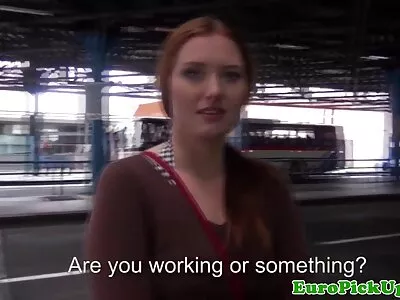 ஒரு பொன்னிறம் தன்னுடன் விளையாடுகிறது