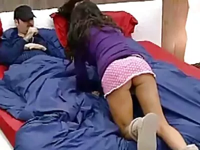 பேப் தனது முலைக்காம்புகளை மசாஜ் செய்கிறார்