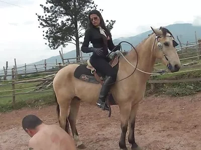 மெல்லிய உறிஞ்சும் காதலனின் கால்களுக்கு இடையில் கருமையான கூந்தல்