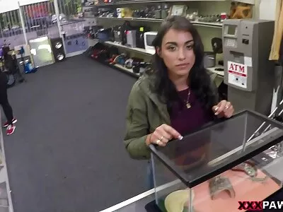 பொன்னிற குழந்தை ஒரு பெரிய ஆச்சரியத்தைக் கையாளுகிறது.