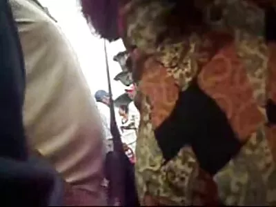 முழங்காலில் ஒரு உடையில் ஹாட்டி