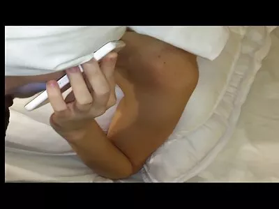 படுக்கையில் இரண்டு பேர் ஒன்றாக நிர்வாணமாக உள்ளனர்