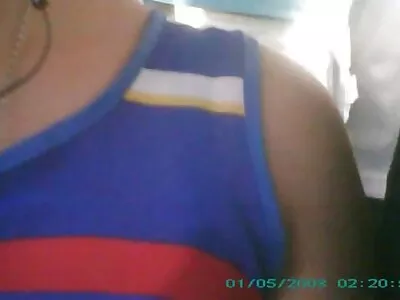 நிர்வாணப் பெண் தன் புண்ணை விரலில் வைத்தாள்