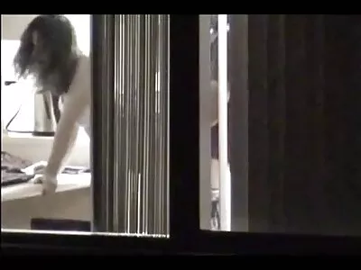 பெரிய மார்பக பொன்னிற முதியவர் உறிஞ்சும் மற்றும் புகைத்தல்