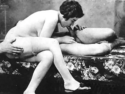 பொன்னிறம் அவளுடைய சதை அணிவகுத்து நிற்கிறது