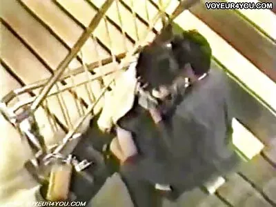 பொன்னிறம் அவளது குண்டில் ஒரு டில்டோவை தள்ளுகிறது