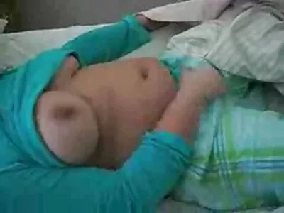 சமையலறையில் கல்லூரி சேரியுடன் கழுதை