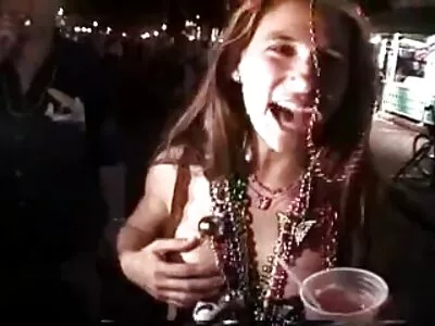 அழகான பொன்னிறம் ஒரு வைப்ரேட்டருடன் விளையாடுகிறது