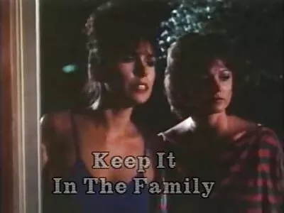 குண்டாக இருக்கும் குட்டி ஒரு கொழுப்பு மெல்ல உறிஞ்சுகிறது.