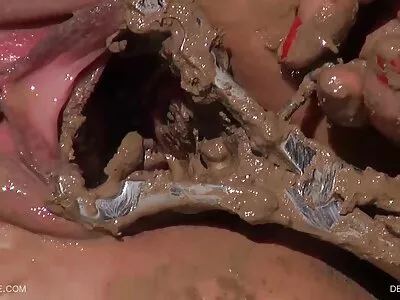 BBW நிர்வாணமாக ஒரு கருப்பு சேவலை விழுங்குகிறது