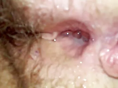 அந்த மாமிச இளஞ்சிவப்பு உதடுகளை விரித்தல்